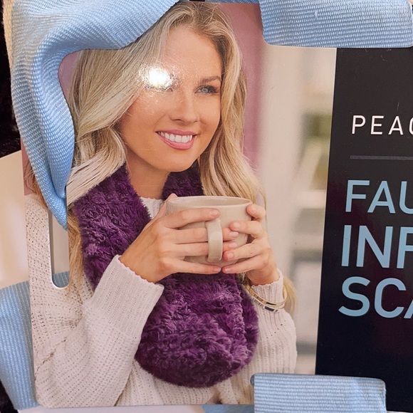 peace & Pearl Accessories - BNWT peace & Pearls faux fur Infinity Scarf